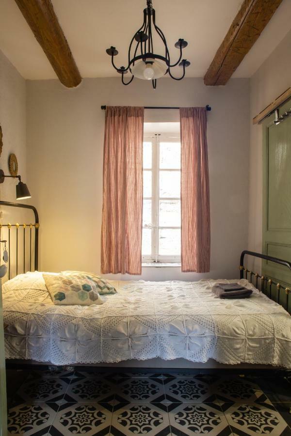 فندق Chez Les Amis Saint-Nazaire-de-Ladarez المظهر الخارجي الصورة